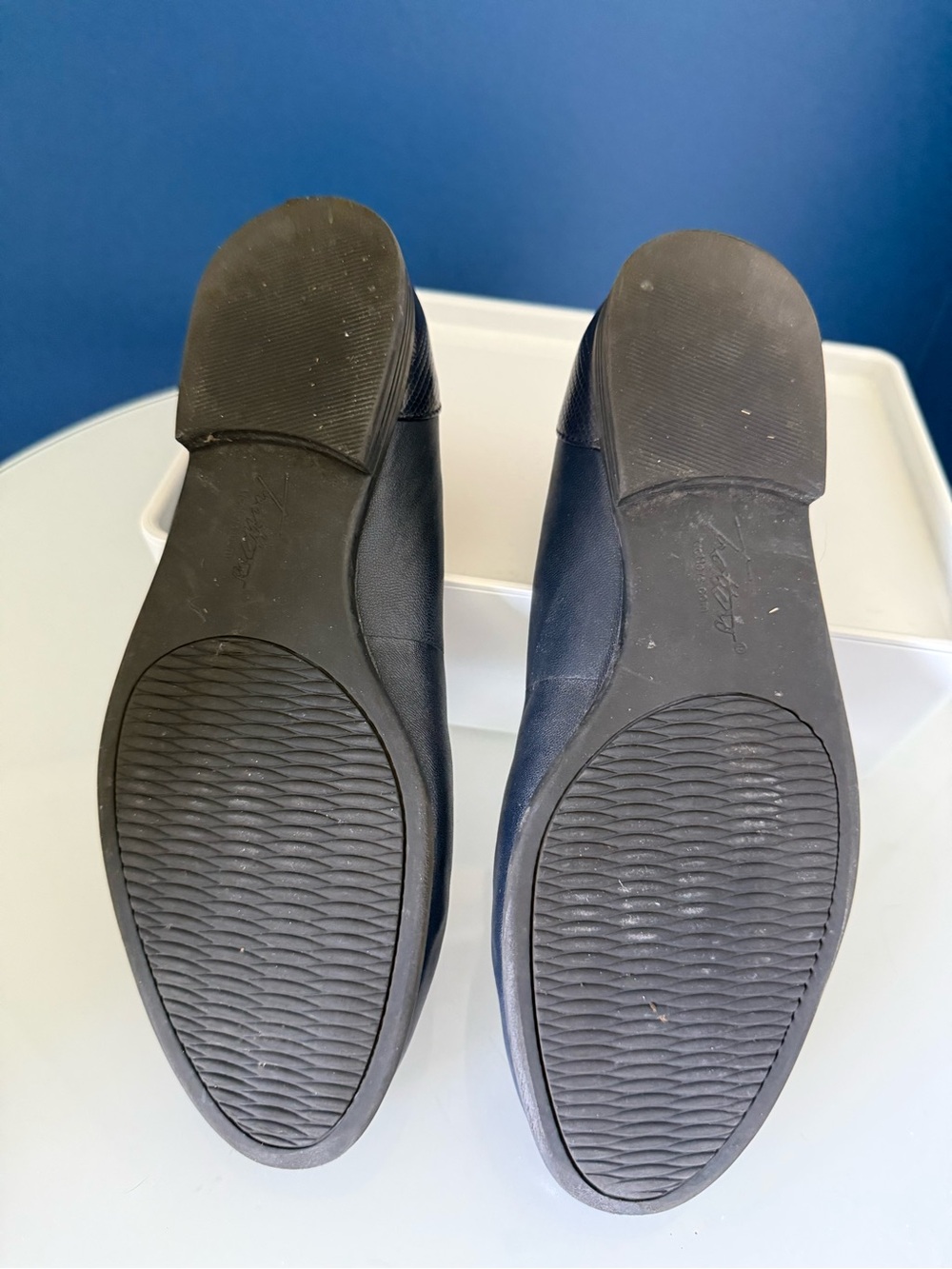 Trotters 6.5 wide-  navy Leather Chain-Trim Loafers - Picture 3 of 5
